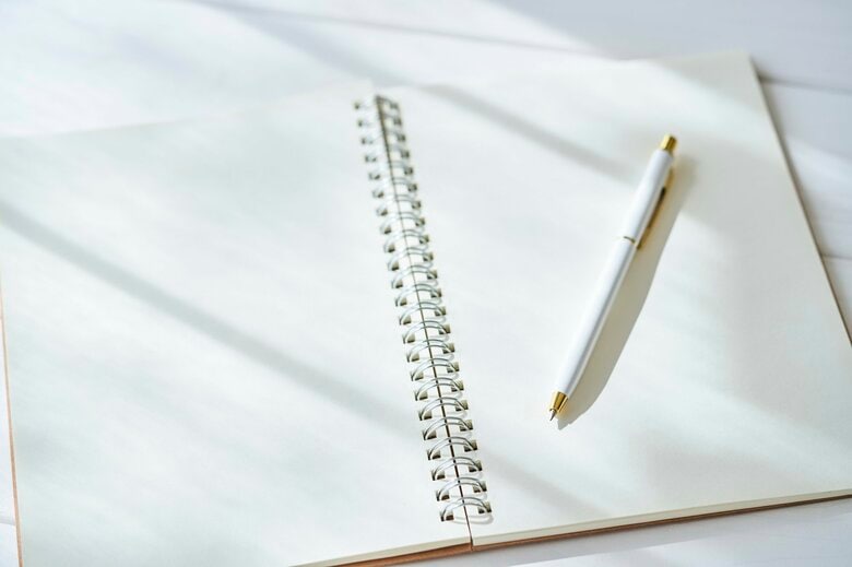 視覚過敏の特性がある子供はノートの白がまぶしくて使いづらい傾向があるようだ（画像はイメージ）