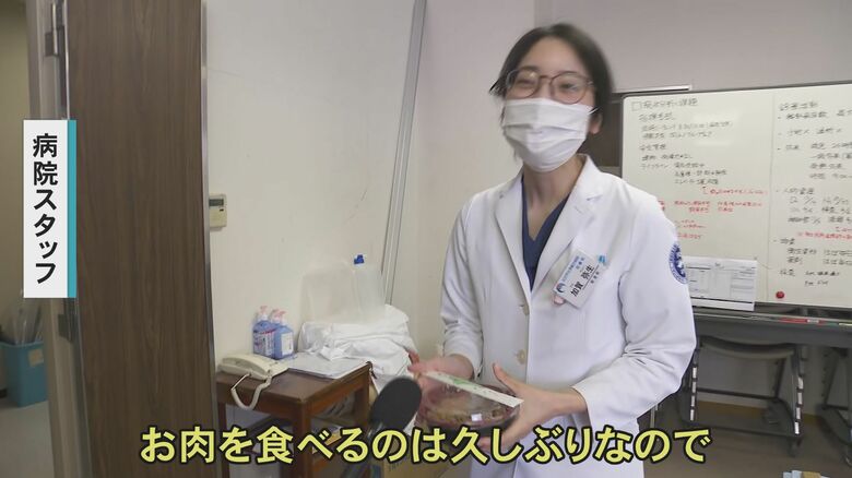 喜ぶ病院スタッフ