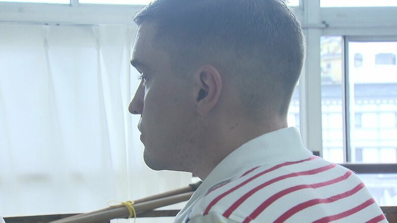 展示された当時の資料を見つめるウィリアムさん