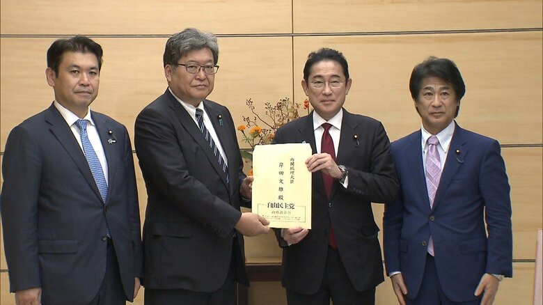 自民・萩生田政調会長から経済対策に関する提言書を受け取る岸田首相（17日）