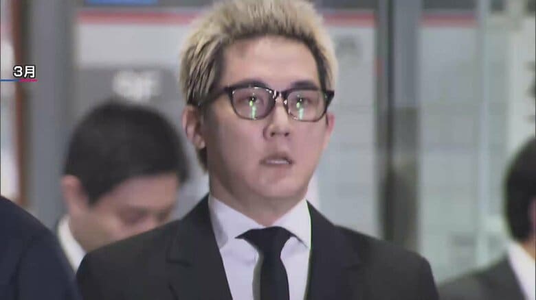 保釈されたSIMON被告（2026年3月）