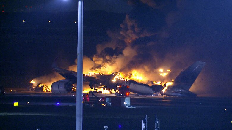 羽田空港で炎上する日航機