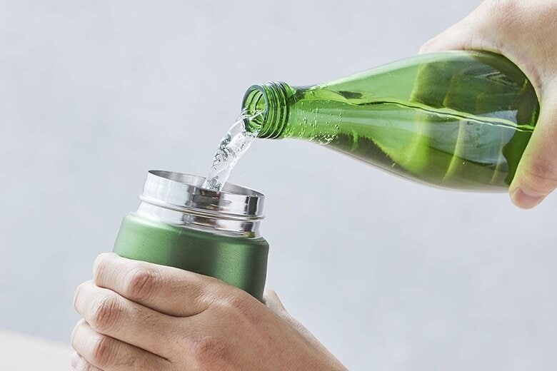 ペットボトルよりも炭酸の気化を抑える