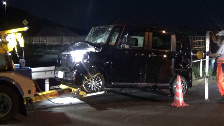 追突された黒い軽自動車