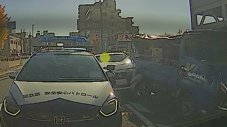 撮影者の後方から蛇行しながらトラックなどに追突した盗難車