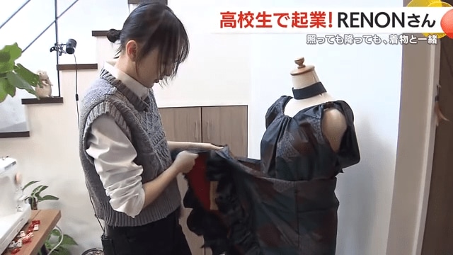 衣装を制作するRENONさん