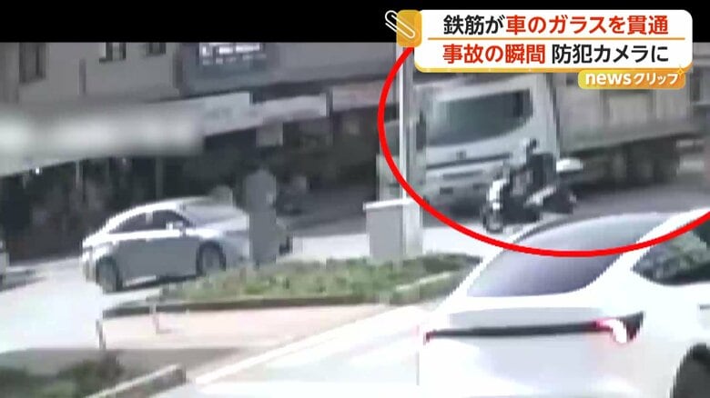 荷台に乗せていた鉄筋の束がずり落ち、車を直撃する瞬間（4月13日、トルコ・アンタルヤ）①