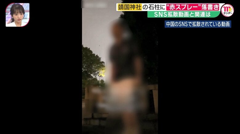 入り口近くの石柱に上る人物