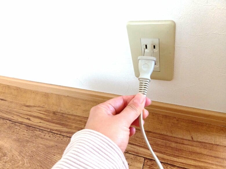 （2）冷蔵庫のコンセントを抜く
