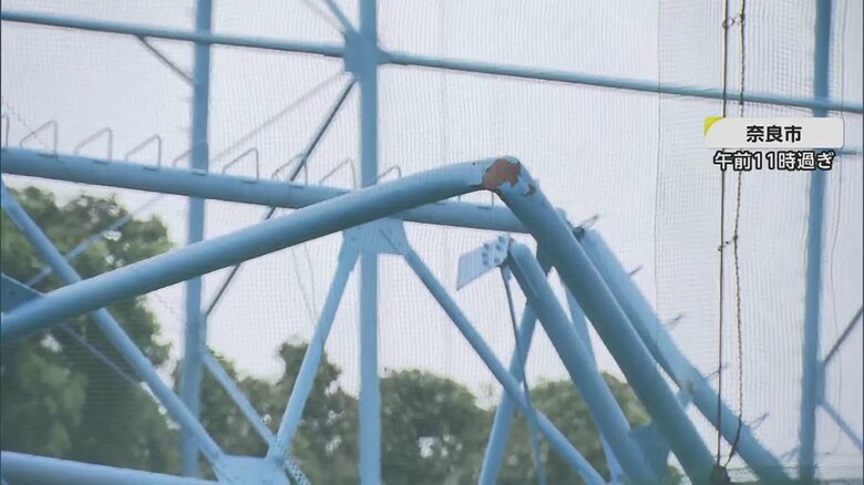 折れ曲がった柱の一部