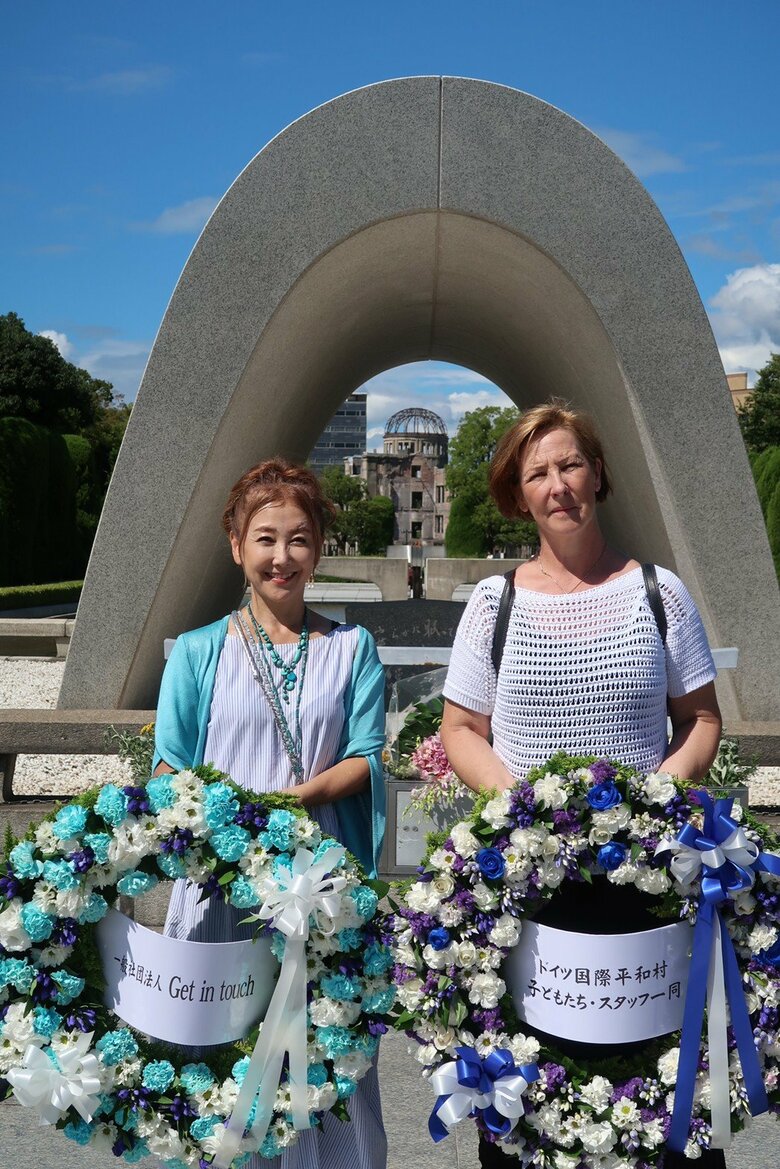 平和記念公園で慰霊碑に献花（左はドイツ国際平和村の平和大使、俳優の東ちづるさん）