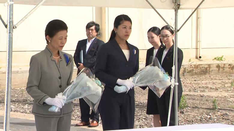 輪島朝市跡地で供花される久子さま・承子さま（石川・輪島市）