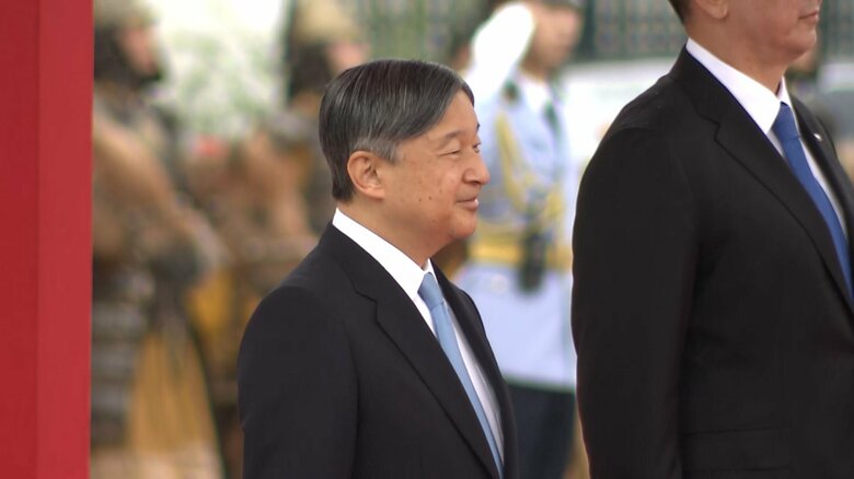 チンギスハン像の前で行われる歓迎式典に出席する天皇皇后両陛下　モンゴル・スフバートル広場