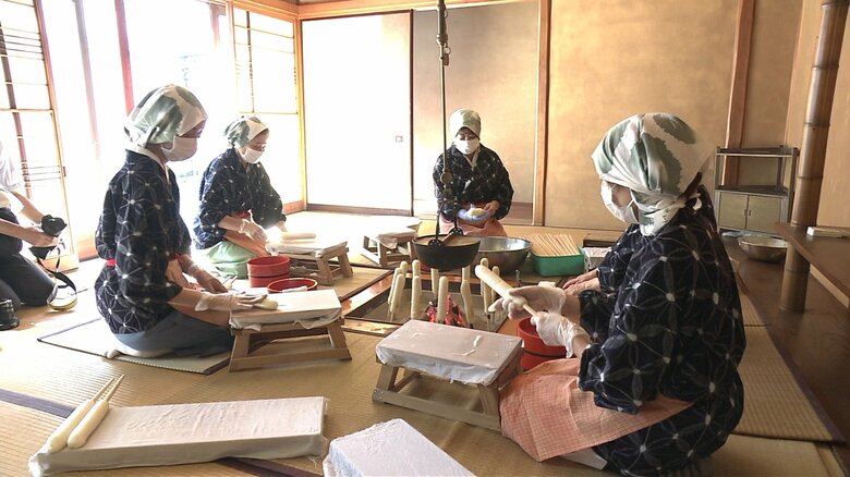 濱乃家でのきりたんぽ作りの様子