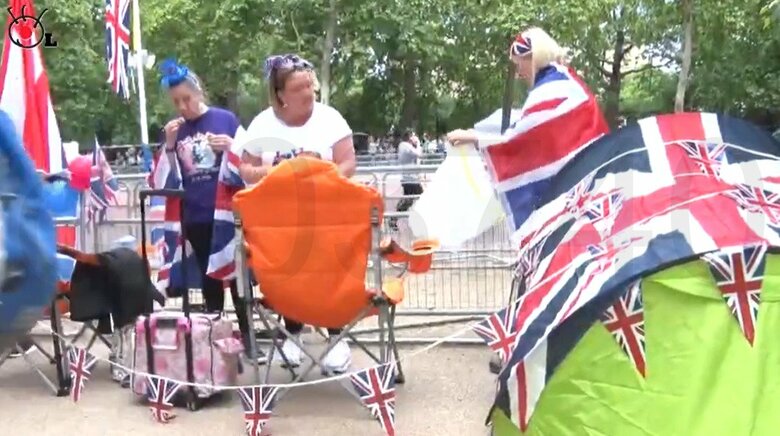 宮殿前の通り周辺でキャンプする女性たち