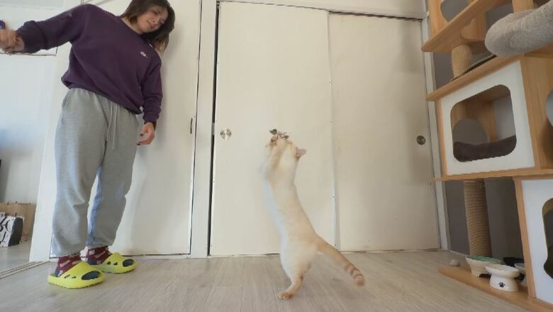 「ムスビ」と遊ぶクリスタ選手