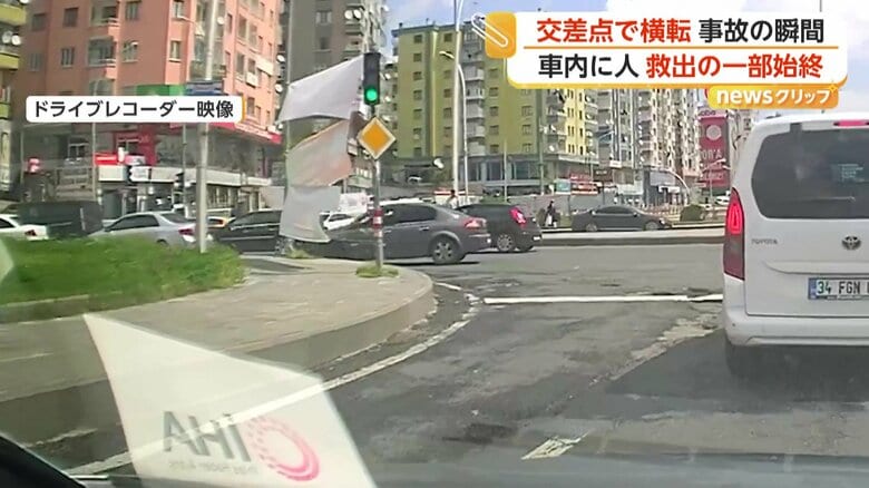 車が歩道の縁石にぶつかり、はずみで横転してしまう瞬間②