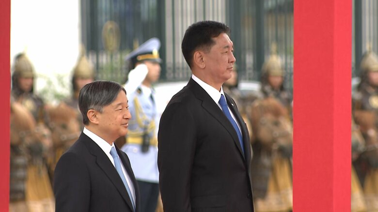 チンギスハン像の前で行われる歓迎式典に出席する天皇皇后両陛下　モンゴル・スフバートル広場