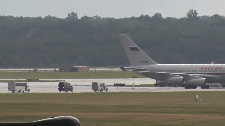 政府専用機に向かう複数の車両