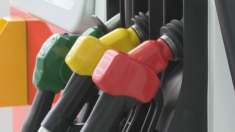 ガソリンスタンドに並ぶ給油ノズル