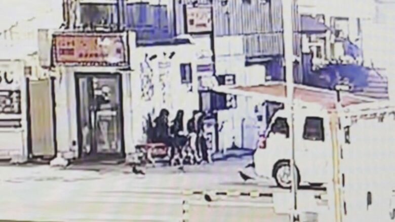 中村被告が女性と話す様子が映った防犯カメラ