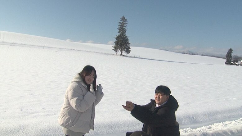 「クリスマスツリーの木」の前で写真撮影する韓国からの観光客