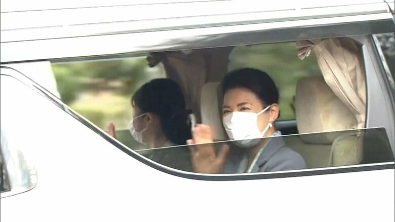 両陛下、愛子さまを乗せた車が、5日午後1時半ごろ、皇居を出発した。