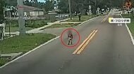 「大変!」道路の真ん中にぽつんと男の子 バスの運転手が保護「孫の顔浮かんで泣きそうに」 アメリカ