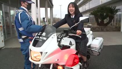 白バイやパトカーに触れたり指紋採取も体験　若い世代に魅力をＰＲ　中高一貫校で警察の仕事体験会