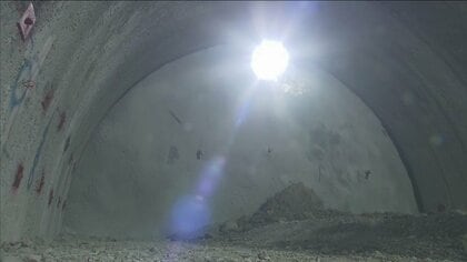 【幻想的】豊野トンネルが貫通　子供たち見守る　お土産は“難関突破の証”縁起良い貫通石　北海道新幹線・札幌延伸工事