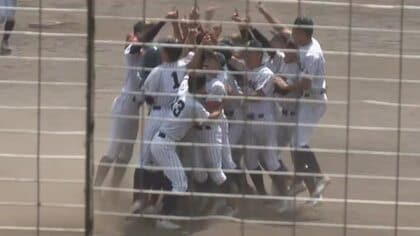 鳥取城北が3年連続甲子園へ　高校野球鳥取県大会決勝　8回に一挙7得点　米子東を倒す