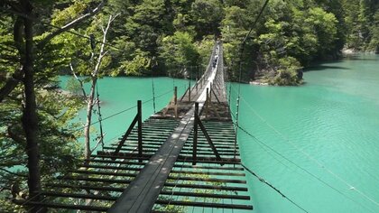 渓谷の山あいに大渋滞…その先にはあったのは“エメラルドグリーン”が眼下に広がる「危険だけど美しいつり橋」【静岡県川根本町】