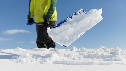 落雪や水路への転落…雪の事故を防ぐには“3つのルール”を守ることが大切。屋根の「雪下ろし」はタイミングに注意