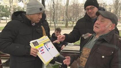 「夫は戦場から戻ってきたばかり」“アナログ日本式”でウクライナの50人に街頭インタビュー　激戦地ミコライウ・ヘルソンの「生の声」