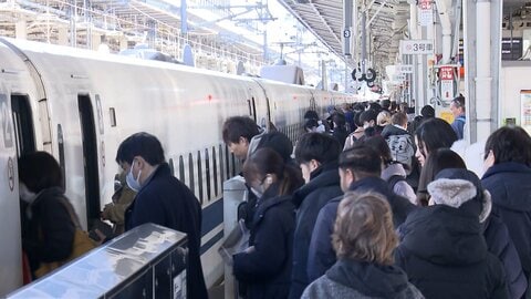 Uターンラッシュで混雑　東北道上りで渋滞35キロ、東名高速上りで渋滞13キロ　東海道新幹線や空の便上りもピークに