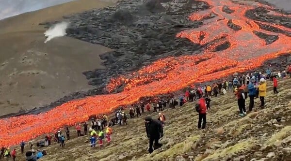 アイスランドの噴火で見物客が“溶岩”の近くまで…危なくないの？専門家 ...