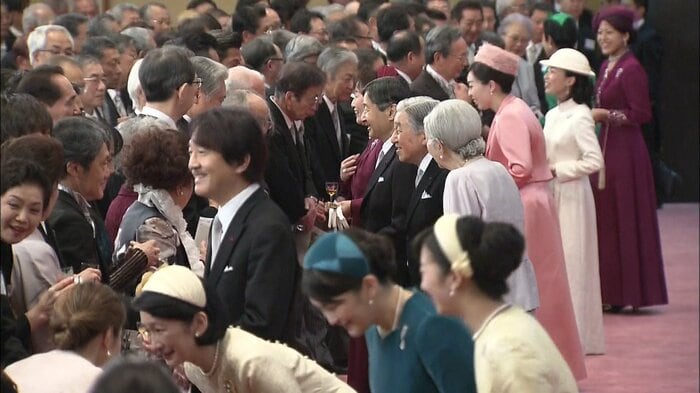 招待客と歓談される皇室の皆さま