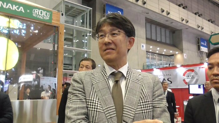 スタートアップブースを見て報道陣に解説するトヨタ・佐藤社長 2024年10月JAPAN MOBILITY SHOW BIZWEEK