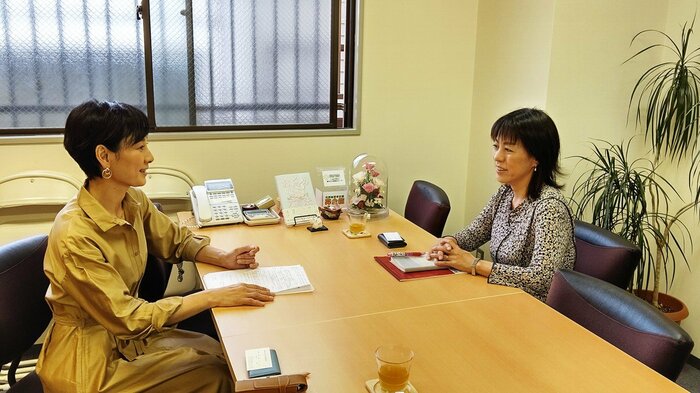 島田アナウンサーのインタビュー取材に応じる上谷弁護士(右)