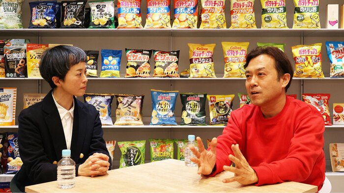 (左から)自然科学研究機構 特任准教授の坂本貴和子先生、カルビー株式会社マーケティング本部・柳井秀政さん