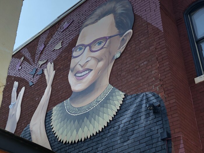 ワシントン市内に描かれたギンズバーグ氏の壁画