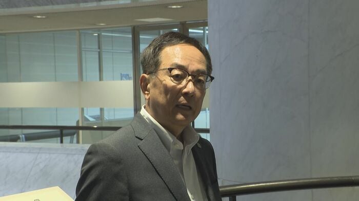 議長へ要請書を提出した民主県政県議団の原中会長(8月17日)