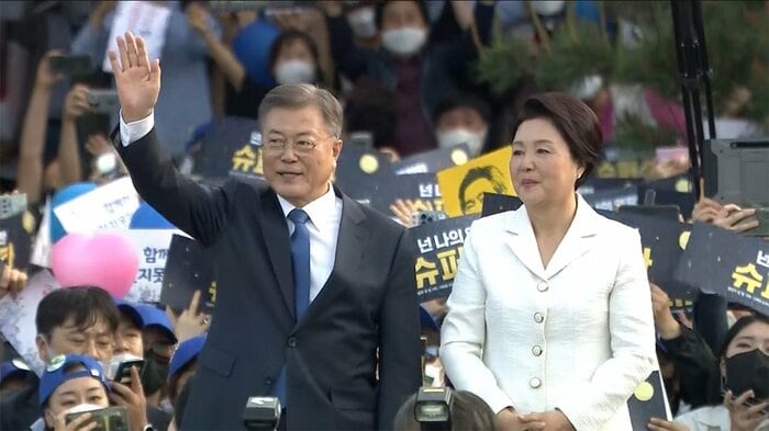 任期を終えて大統領府をあとにする文在寅前大統領(9日)