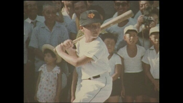 昭和46(1971)年 地元の小学生とソフトボールの練習をする皇太子さま