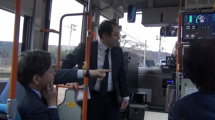 自動運転のバスに乗車