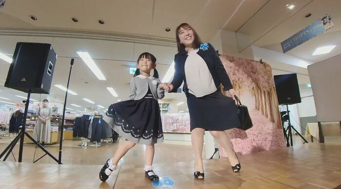 「ロン・都」が3年前から母親モデルへの衣装提供やメイクアップに協力（2023年のファッションショー）