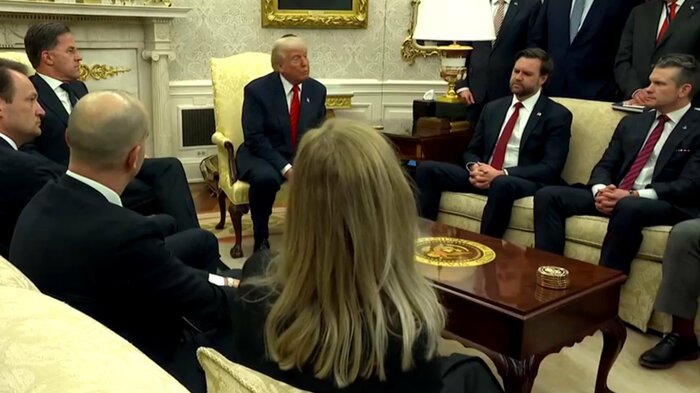 右から、ヘグセス国防長官、バンス副大統領、トランプ大統領