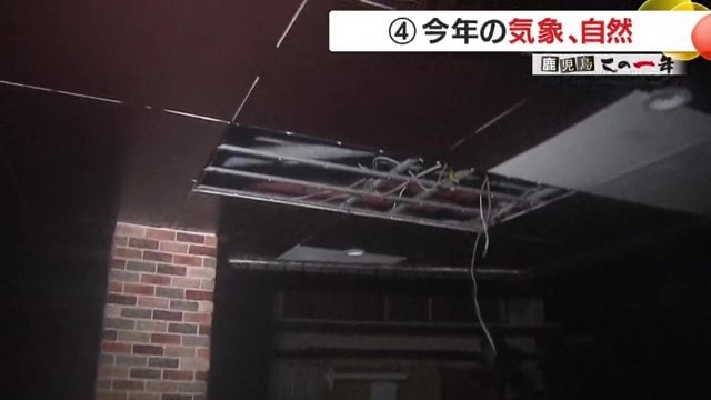 ホテルの天井はパネルが剥がれてしまった
