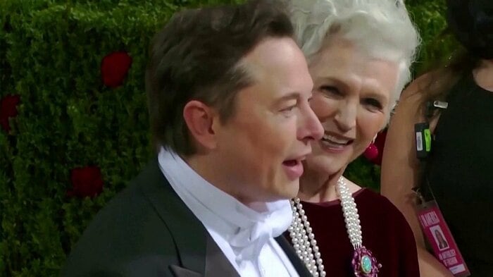 イーロン氏と母親のメイ氏
