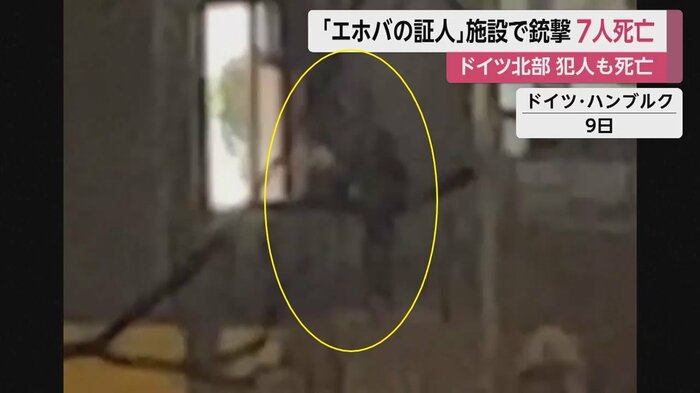 銃を撃ち込む犯人